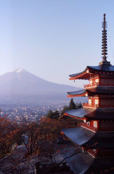 忠霊塔と富士山